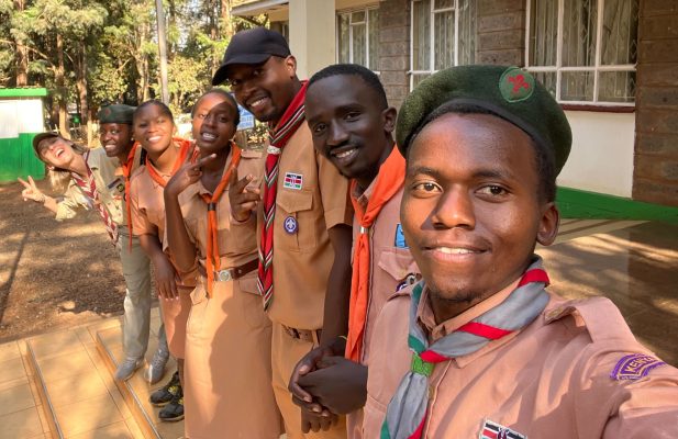 Pfadfinder der Villakazi Scouts in Kenya zusammen mit unserer Leiterin Frani